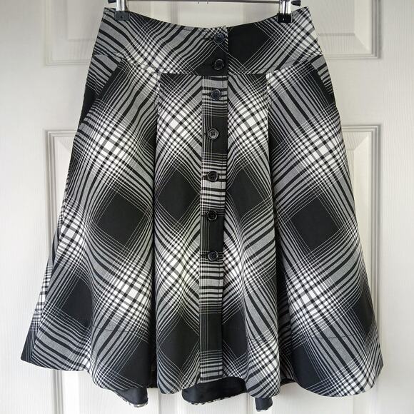 H&M Tartan Plaid Skirt 4 black white pleated buttons pockets lined dark academia - Picture 10 of 10